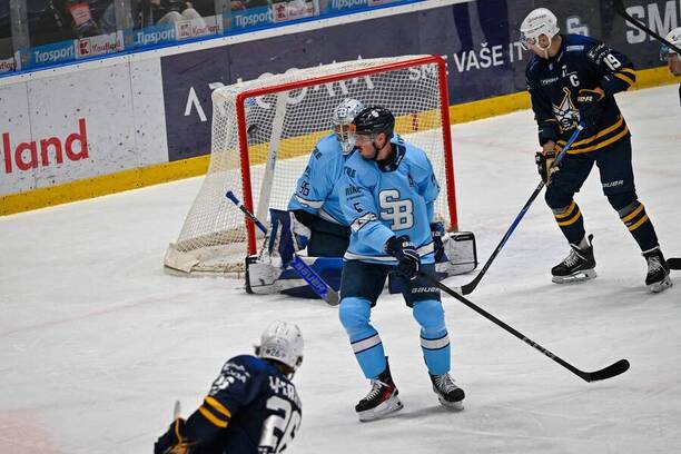 Mathias Laferrière (HK Spišská Nová Ves) strieľa gól Slovanu Bratislava.