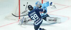 Liam Pecararo (HC Slovan Bratislava) strieľa gól Jasperovi Patrikainenovi (HK Nitra).