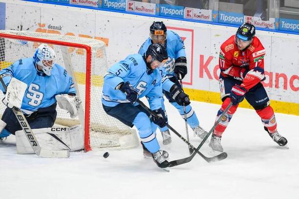 Andrej Kudrna v červenom (HKM Zvolen) v obklopení hráčov HC Slovan Bratislava (zľava Henri Kiviaho, Patrik Bačík, Sena Acolatse).