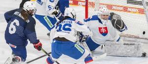 Slovenské reprezentantky v hokeji: sprava brankárka Lívia Debnárová a Lilien Benáková.