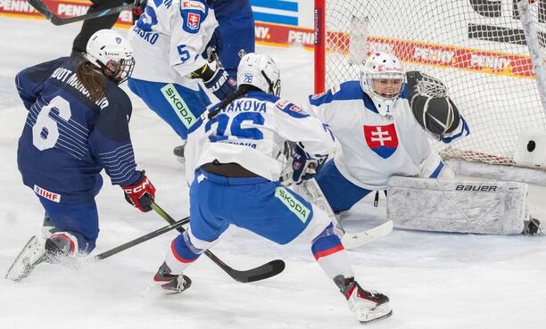 Slovenské reprezentantky v hokeji: sprava brankárka Lívia Debnárová a Lilien Benáková.