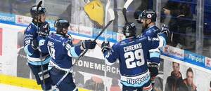 Radosť hokejistov HK Nitra po strelenom góle.