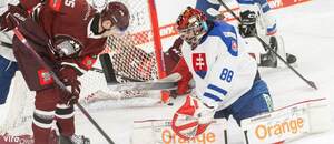 Slovenský brankár Eugen Rabčan v zápase proti Lotyšsku.