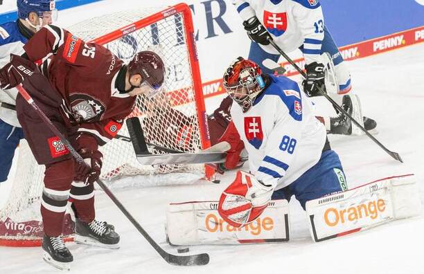 Slovenský brankár Eugen Rabčan v zápase proti Lotyšsku.