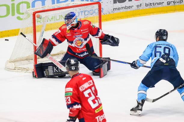 Samuel Solenský (Slovan) strieľa na bránu Pavla Kantora (Zvolen)