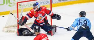 Samuel Solenský (Slovan) strieľa na bránu Pavla Kantora (Zvolen)