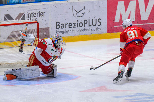 Cormier dáva gól Janusovi.