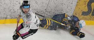 Zľava Patrik Rogoň (HC Košice) a Roman Karaffa (HK Spišská Nová Ves).