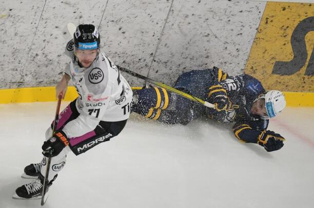 Zľava Patrik Rogoň (HC Košice) a&nbsp;Roman Karaffa (HK Spišská Nová Ves).