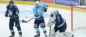 Zľava Turner Elson (HC Slovan Bratislava), Jakub Lacka (HK Nitra) a brankár Henri Kiviaho (HC Slovan Bratislava).