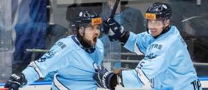 Hráči HC Slovan Bratislava, zľava Samuel Solenský a Igor Bačík.