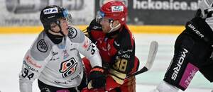 Zľava útočník Michal Liščinský (HC Košice) a obranca Ross MacDougall (HC Prešov).