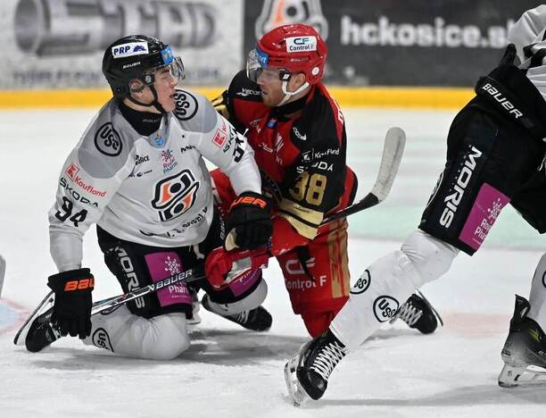 Zľava útočník Michal Liščinský (HC Košice) a&nbsp;obranca Ross MacDougall (HC Prešov).