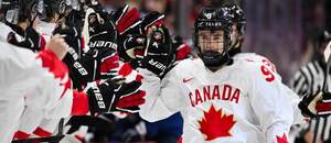 Gavin McKenna je jeden z mála nedraftovaných hráčov Kanady na MS U20 2026.