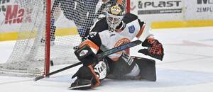 Brankár Michaloviec Vladimír Glosár a v pozadí oslavujúci obranca Popradu Martin Lefebvre.