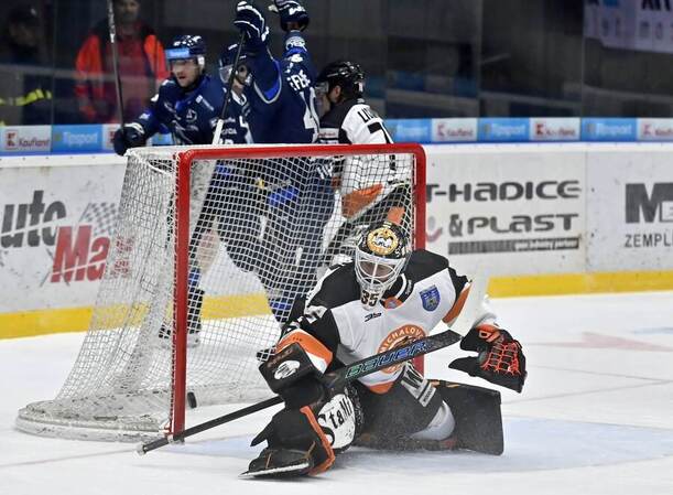 Brankár Michaloviec Vladimír Glosár a&nbsp;v&nbsp;pozadí oslavujúci obranca Popradu Martin Lefebvre.