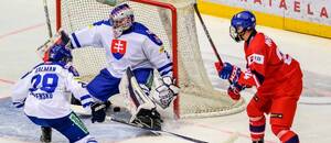 Na fotografii reprezentanti Slovenska do 20 rokov: obranca Adam Kalman a brankár Michal Prádel.