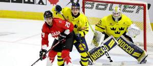 Na fotke sú kanadský útočník Michael Hage, švédsky obranca Felix Ohrqvist a brankár Švédska Love Harenstam.