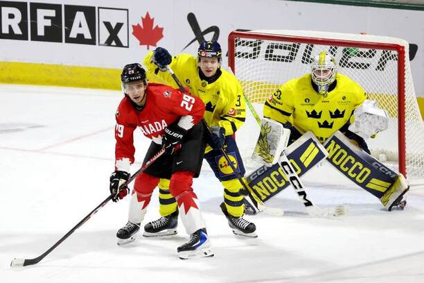 Na fotke sú kanadský útočník Michael Hage, švédsky obranca Felix Ohrqvist a&nbsp;brankár Švédska Love Harenstam.