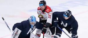 Zľava brankár Nitry Jasper Patrikainen, útočník Banskej Bystrice Michal Kabáč a obranca Nitry Elias Carmichael.