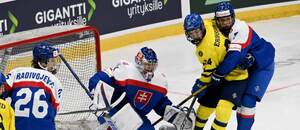 Slovenskí reprezentanti, zľava obranca Luka Radivojevič, brankár Alan Lenďák a obranca Andrej Fabuš.