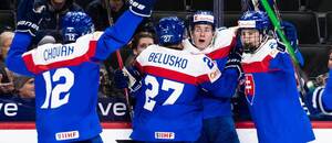 Tobias Tomík (druhý sprava) oslavuje gól Slovenska na MS U20 v hokeji.