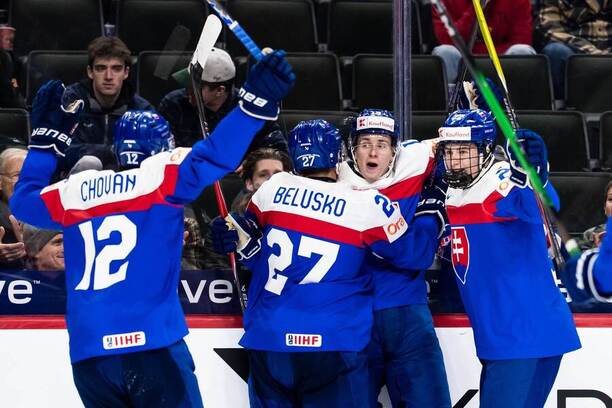 Tobias Tomík (druhý sprava) oslavuje gól Slovenska na&nbsp;MS U20 v&nbsp;hokeji.