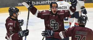 Útočník HC Slovan Bratislava Róbert Varga (v strede) sa teší z gólu do siete HKM Zvolen.