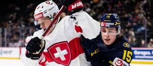 Švajčiar Kimi Körbler v súboji proti Švédsku na MS U20 v hokeji 2026.