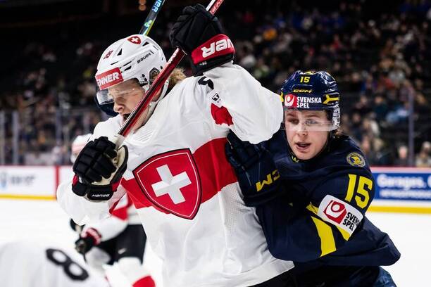 Švajčiar Kimi Körbler v&nbsp;súboji proti Švédsku na&nbsp;MS U20 v&nbsp;hokeji 2026.