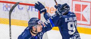 Adam Cracknell oslavuje gól.