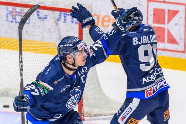 Adam Cracknell oslavuje gól.