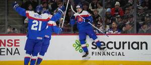 Radosť Tomáša Chrenka (vpravo) z gólu na MS U20 v hokeji 2026.