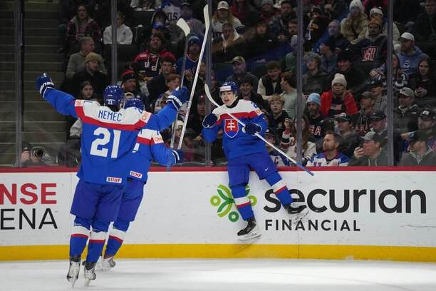 Radosť Tomáša Chrenka (vpravo) z&nbsp;gólu na&nbsp;MS U20 v&nbsp;hokeji 2026.