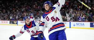James Hagens (vpravo) oslavuje gól USA proti Slovensku na MS U20 v hokeji 2026.
