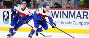 Zľava útočníci Slovenska Alex Mišiak a Michal Svrček na MS U20 v hokeji 2026.