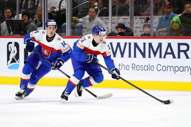 Zľava útočníci Slovenska Alex Mišiak a&nbsp;Michal Svrček na&nbsp;MS U20 v&nbsp;hokeji 2026.