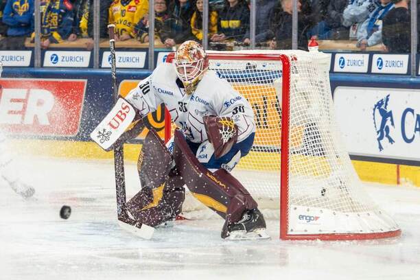 Slovenský brankár Adam Gajan v&nbsp;drese U.S. Collegiate Selects na&nbsp;Spengler Cupe 2025.