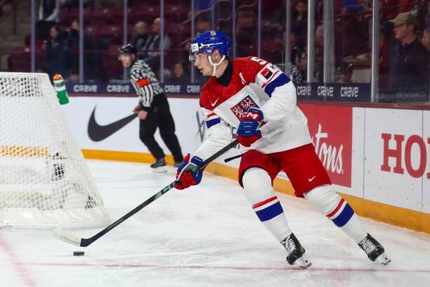 Český obranca Adam Jiříček na&nbsp;MS U20 v&nbsp;hokeji 2026.