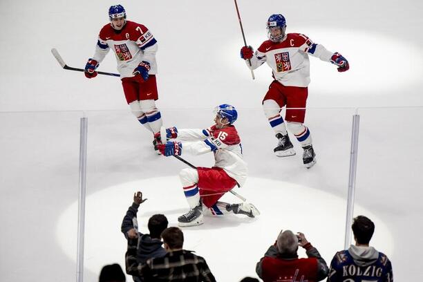 Petr Sikora (v strede).