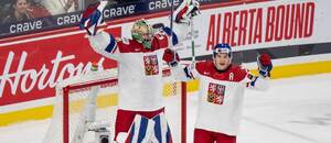 Brankár Česka Michal Oršulák a obranca Jakub Fibigr.