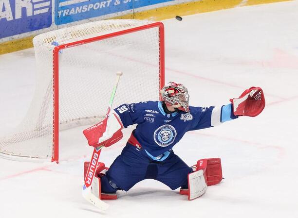 Brankár HK Nitra Šichabudtin Gadžijev.