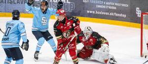 Brankár Jaroslav Janus ešte v zápase proti Slovanu, teraz je už jeho hráčom.