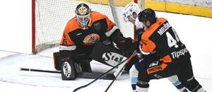 V bránke HK Dukla Michalovce je Vladimír Glosár.