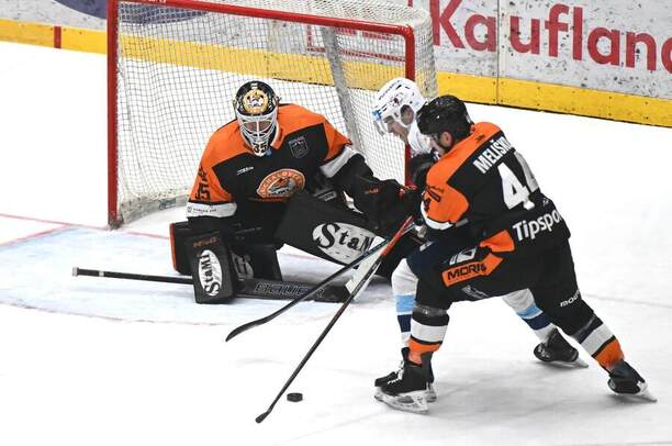 V bránke HK Dukla Michalovce je Vladimír Glosár.