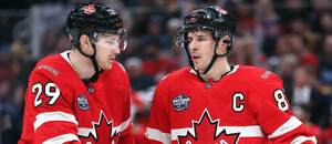 Veľké hviezdy nielen Kanady na ZOH 2026: vľavo Nathan MacKinnon, vpravo Sidney Crosby.