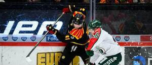 Bellows a Egli v osobnom súboji pri mantineli.