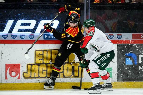 Bellows a&nbsp;Egli v&nbsp;osobnom súboji pri&nbsp;mantineli.