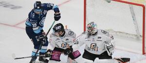 Vľavo útočník HK Nitra Juraj Lacka, v bránke HC Košice Patrik Jurčák.