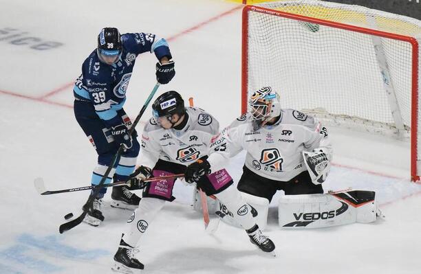 Vľavo útočník HK Nitra Juraj Lacka, v&nbsp;bránke HC Košice Patrik Jurčák.